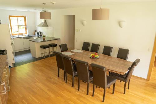 - une salle à manger et une cuisine avec une table et des chaises en bois dans l'établissement Andrea 1 by SMR Rauris Apartments inc SPA and National Summercard - near Gondola, à Rauris