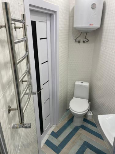 uma pequena casa de banho com WC e lavatório em Deribasovskaya LUX em Odessa
