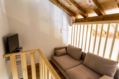 un salon avec un canapé et une télévision dans l'établissement Appartement Chalet des Granges, aux Houches