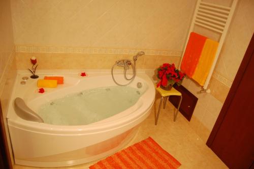 Habitación con baño con bañera. en Albicocche House en Giarre