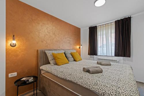 Een bed of bedden in een kamer bij Apartment Masha