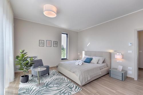 En eller flere senge i et værelse på New VILLA TIHI OTOK near the beach