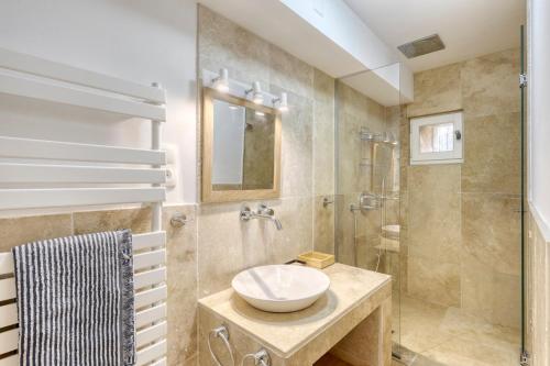 een badkamer met een wastafel en een douche bij Villa Vermentine in Gordes