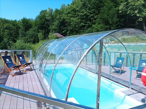 uma piscina com uma cúpula de vidro num barco em DobraNocka em Małastów