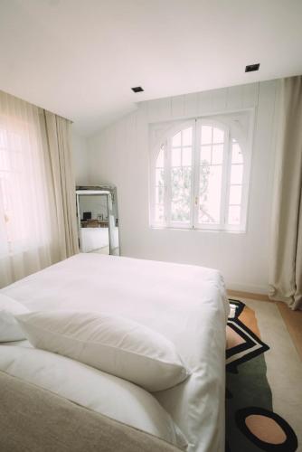 Ένα ή περισσότερα κρεβάτια σε δωμάτιο στο Hôtel Hemen