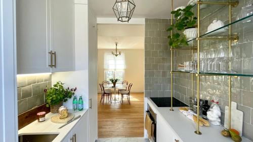 a kitchen with a counter and a dining room at Petit Vert Epernay in Épernay