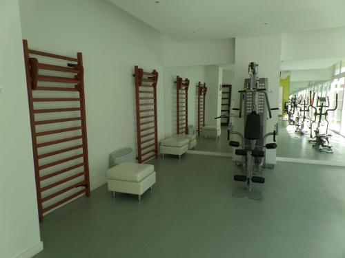 The fitness centre and/or fitness facilities at Santiago Neighborhood