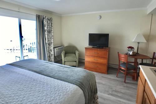 um quarto de hotel com uma cama e uma televisão em Sunrise Motel em York
