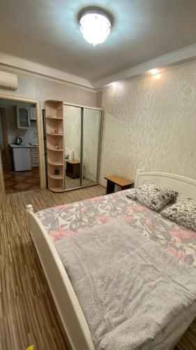 Tempat tidur dalam kamar di Apartments on Deribasovskaya