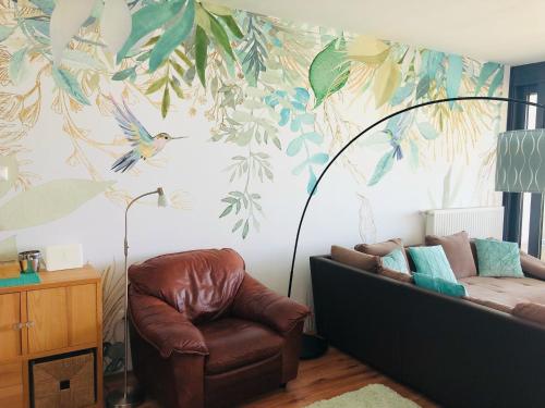 A seating area at Golden Brown Apartment