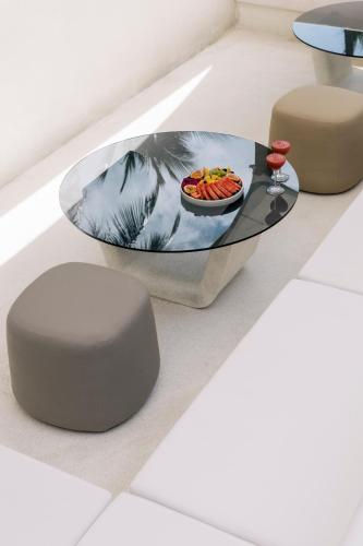 a living room with a tub and a table and chairs at Anaia in Thongsala