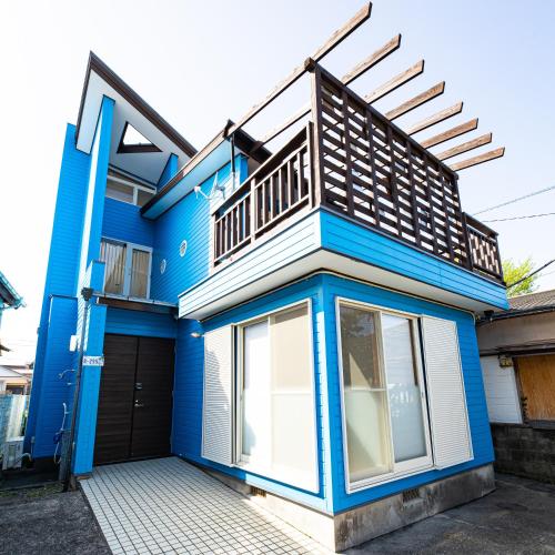 a blue house with a balcony on top at VAMOS A VER #RK1 in Iwada