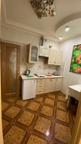 Una cocina o kitchenette en Apartments on Deribasovskaya