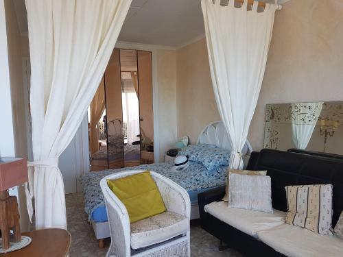 un salon avec un canapé et un lit dans l'établissement Saint Clair, à La Baule