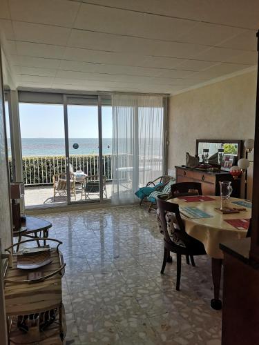 un salon avec vue sur l'océan dans l'établissement Saint Clair, à La Baule