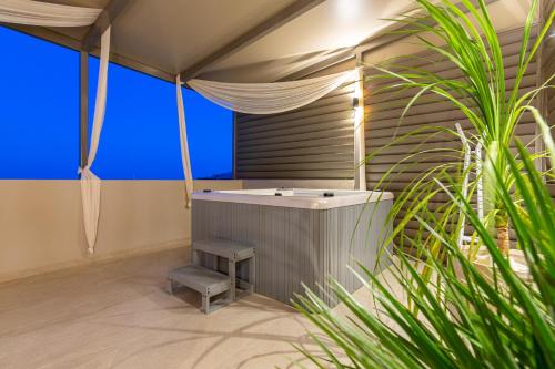 Zimmer mit Waschbecken und Pflanze in der Unterkunft Vedi Town Luxury Apartment in Zakynthos