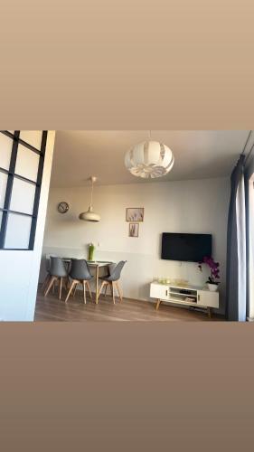 Μια τηλεόραση ή/και κέντρο ψυχαγωγίας στο Apartament z widokiem na morze