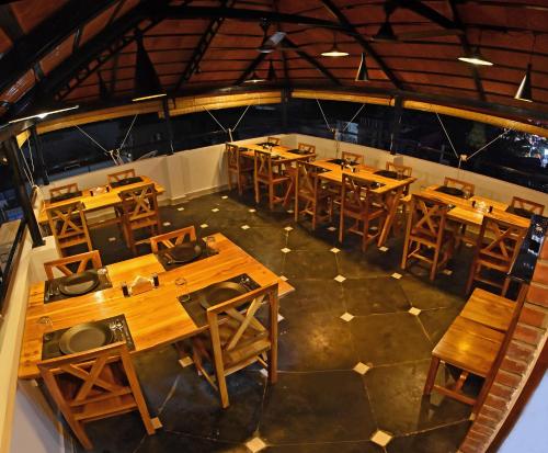 Restoran atau tempat lain untuk makan di Catch A Wave