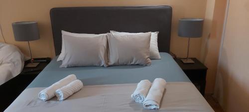 een slaapkamer met een bed met twee handdoeken erop bij Luxury apartment by the sea with private whirlpool and terrace 50m2 in Posedarje