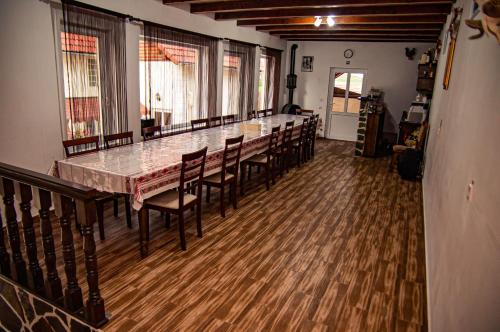 une salle à manger avec une grande table et des chaises dans l'établissement Casa Iancu, à Jina