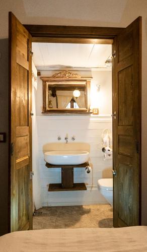 a bathroom with a sink and a toilet and a mirror at Yeni Gelin Evi in Birgi