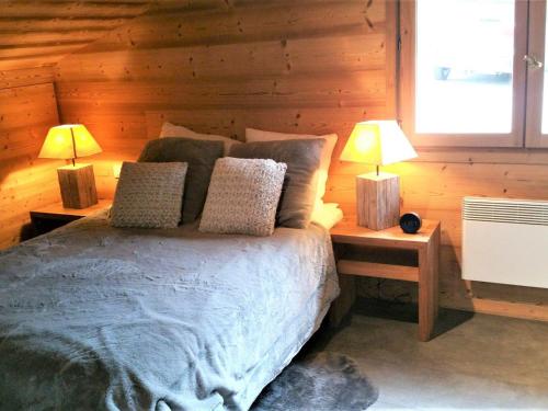 a bedroom with a bed and two lamps on tables at Appartement La Clusaz, 4 pièces, 7 personnes - FR-1-459-167 in La Clusaz