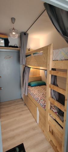 une chambre avec un lit superposé dans une pièce dans l'établissement NEW ! Studio Le Goéland, à La Grande Motte