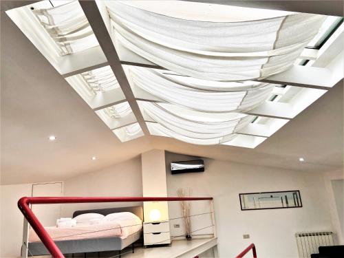 um quarto com uma cama e um tecto com clarabóias em Vatican Modern Designer Loft em Roma