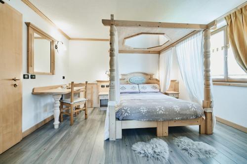 Un pat sau paturi într-o cameră la Hotel 2000