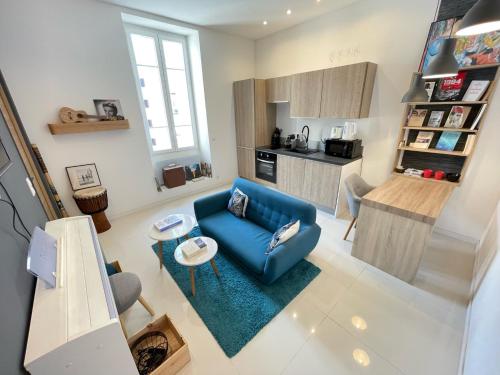 salon z niebieską kanapą i kuchnią w obiekcie Nice Renting - Moneghetti Monaco - Spacious Apartment Full Equipped w mieście Beausoleil