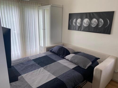 een slaapkamer met een bed en een schilderij aan de muur bij Left Garden Suite in Villa near Centre and TUe in Eindhoven