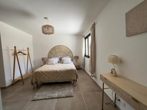 une chambre avec un lit et une fenêtre dans l'établissement Villa Monte e Mare, piscine chauffée, climatisée à 5 mn de la plage de santa giulia, à Porto-Vecchio