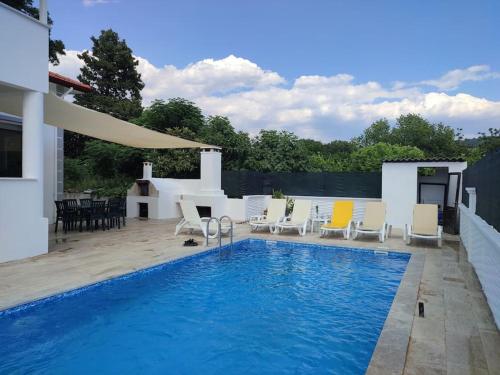 Piscina di Villa Serenity with private pool and large garden. o nelle vicinanze