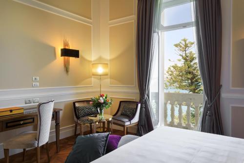 Postel nebo postele na pokoji v ubytování Grand Hotel Des Etrangers