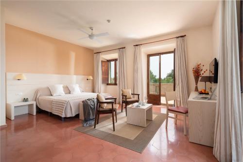 ランダにあるSantuari de Curaのベッドルーム1室(ベッド1台付)、リビングルームが備わります。