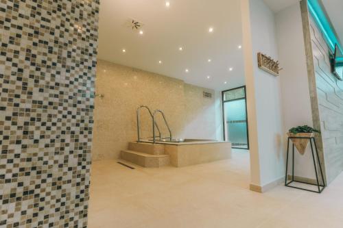 eine Lobby mit einem Waschbecken und einer Kachelwand in der Unterkunft Sporthotel am Semmering in Semmering