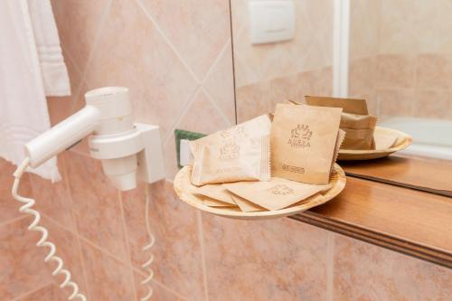 La salle de bains est pourvue d'un miroir et d'un panier de serviettes. dans l'établissement B&B Puerto Seguro, à Pizzo