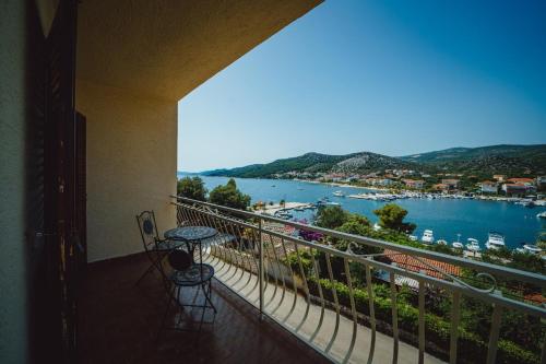 - Balcón con vistas al agua en Seaside Apartments, en Seget Vranjica