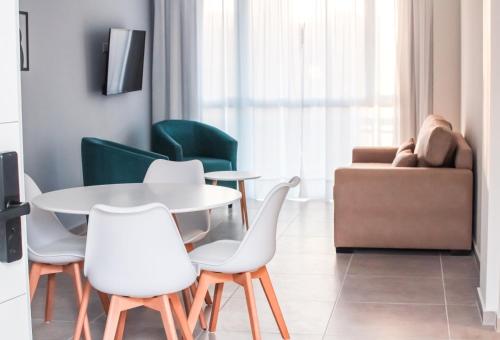 a living room with a table and chairs and a couch at CQ MITRE in Puerto Madryn