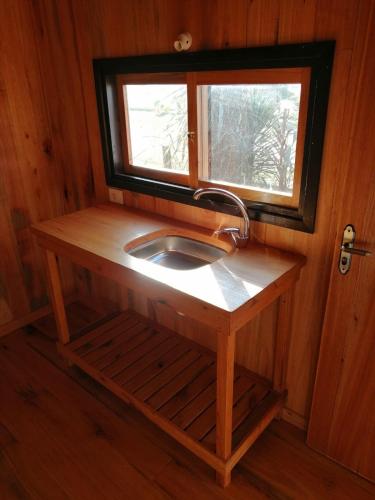 a sink in a tiny house with a window at El nirvana in Aguas Dulces