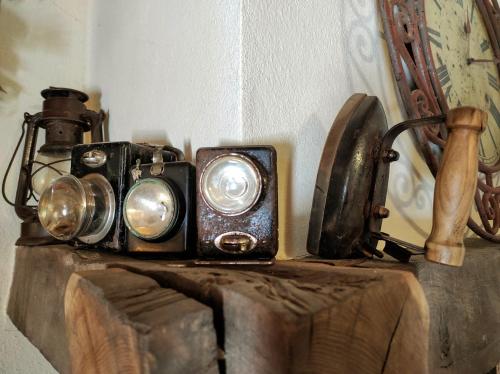 an old camera sitting on top of a table at Eremo Gioioso in Pontremoli