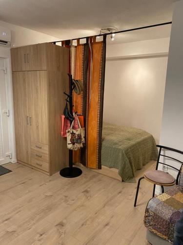 ein Schlafzimmer mit einem Bett, einem Schrank und einem Tisch in der Unterkunft Studio Apartment Klokke in Supetar