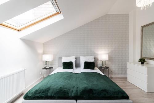 ein Schlafzimmer mit einem großen grünen Bett mit zwei Lampen in der Unterkunft Quiet very central & stylish apt in Budapest