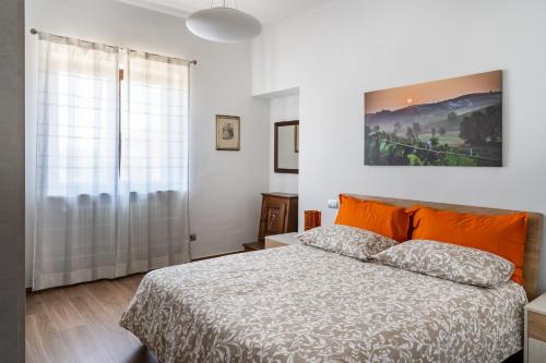 - une chambre blanche avec un lit et une fenêtre dans l'établissement Agriturismo Tenuta La Meridiana, à Montegrosso dʼAsti