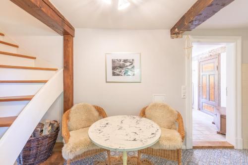a living room with two chairs and a table at Gabrielswarft in Dagebüll