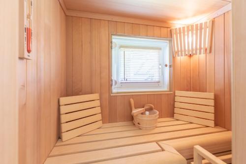 a small sauna with a window and a basket at Gabrielswarft in Dagebüll