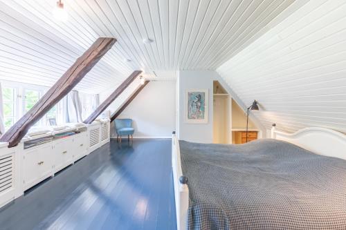 a attic bedroom with a bed and a window at Gabrielswarft in Dagebüll