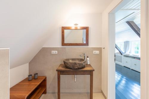 a bathroom with a sink and a mirror at Gabrielswarft in Dagebüll