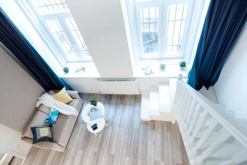 una vista aérea de una sala de estar con 2 ventanas en Newly refurbished home at superb location en Budapest