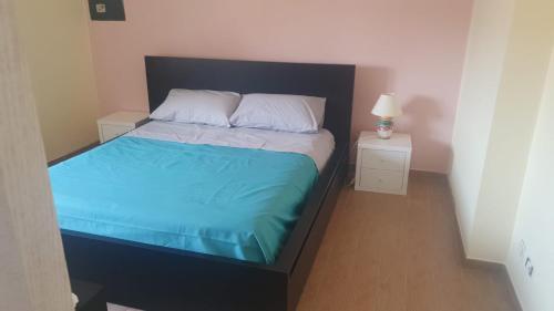 sypialnia z łóżkiem z niebieską kołdrą w obiekcie Bibi House w mieście Nocera Inferiore